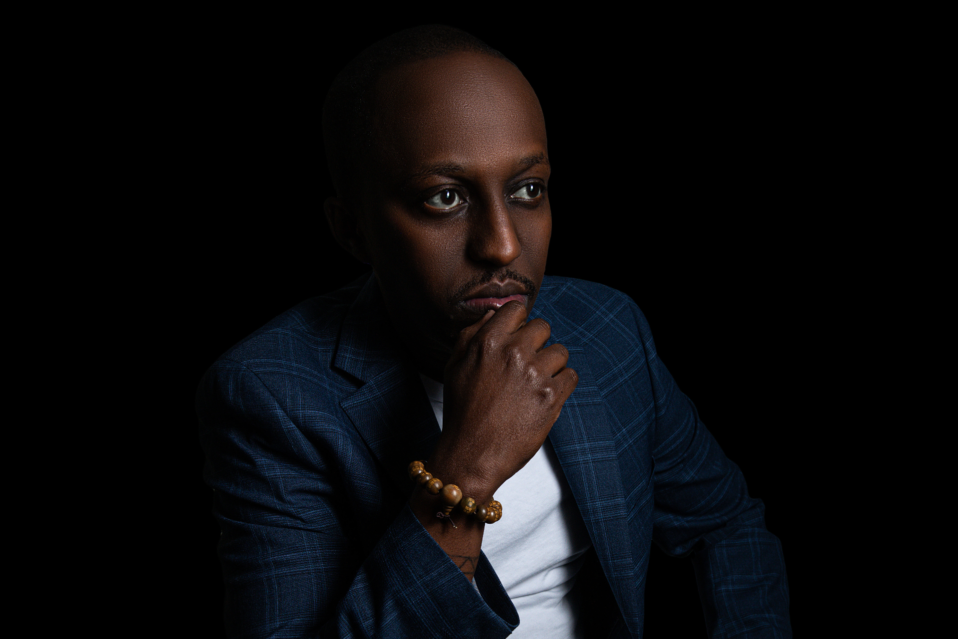 Dynamic event photography with dramatic lighting